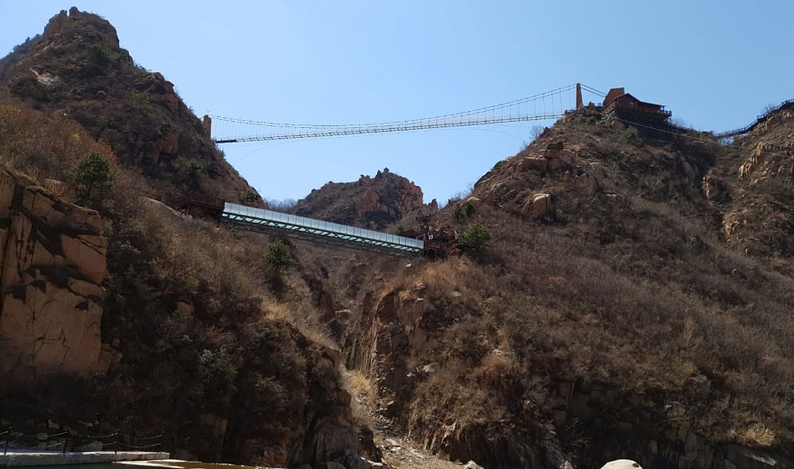Стеклянный мост в горах