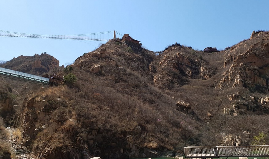 Стеклянный мост в горах